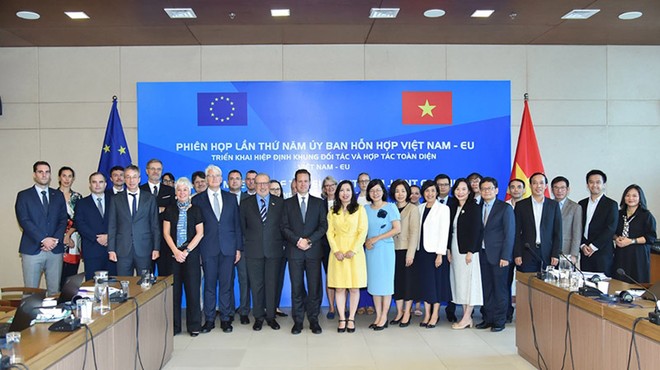 Hướng tới kỷ niệm 35 năm quan hệ ngoại giao, Việt Nam và EU đã nhất trí phối hợp để nâng cấp quan hệ song phương. Ảnh NBG
