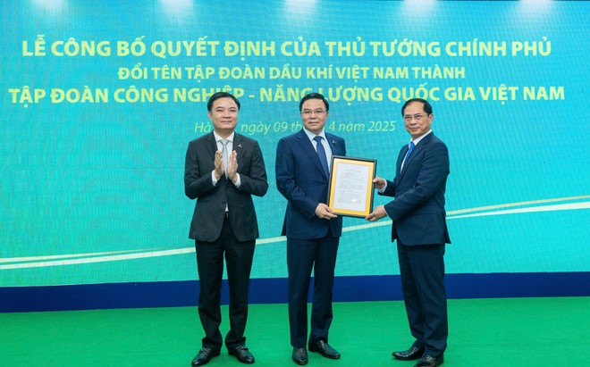 Thừa ủy quyền của Thủ tướng Kl993 ưu đãi thưởng hấp dẫn, Phó Thủ tướng Bùi Thanh Sơn trao quyết định đổi tên Kl994 game bài casino hấp dẫn Công nghiệp - Năng lượng Quốc gia Việt Nam