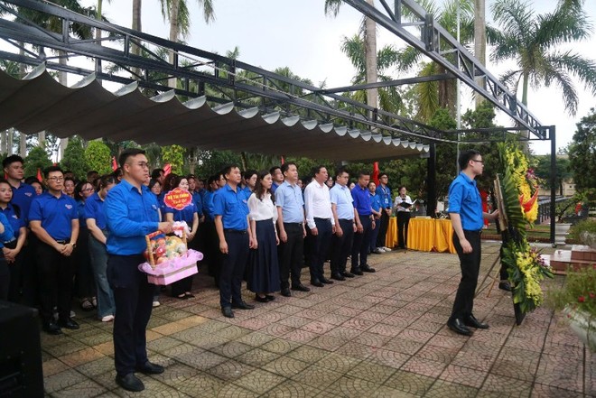 Ông Đỗ Văn Trường, Phó bí thư Đảng uỷ Bộ Kl991.com nạp rút nhanh cùng cán bộ, đoàn viên thanh niên dâng hoa tưởng niệm các anh hùng liệt sỹ.