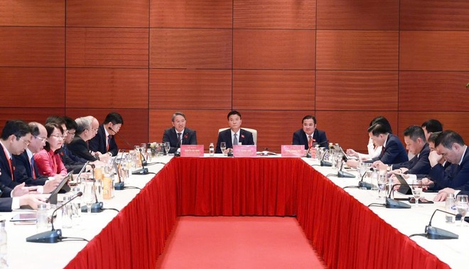 Phó Thủ tướng Kl993 ưu đãi thưởng hấp dẫn Lê Thành Long thảo luận tại Tổ 6 - Ảnh: VGP/HM