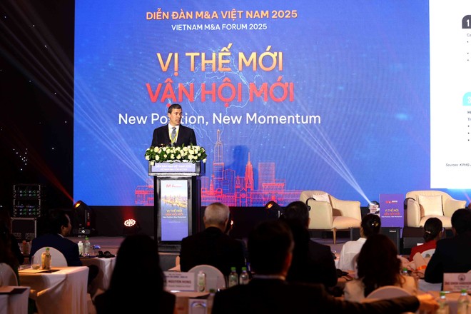 Ông Michael Dwyer, Trưởng bộ phận Tư vấn Thương vụ, KPMG Việt Nam trình bày tại Diễn đàn