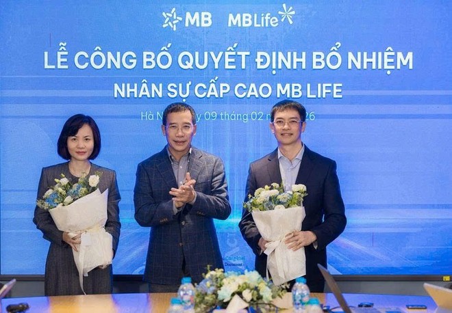 Chủ tịch HĐQT Link Vào Nhà Cái KL99 COM Tặng +199k MB (giữa) trao quyết định bổ nhiệm và chúc mừng 2 lãnh đạo mới của MB Life