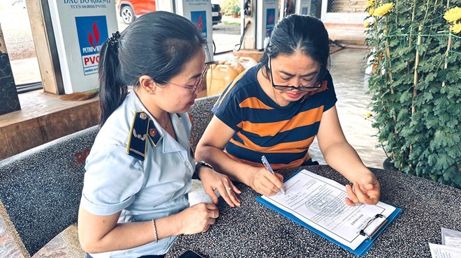 Đội Quản lý thị trường số 9 – Chi cục Quản lý thị trường tỉnh Gia Lai đã tổ chức cho 43/43 cơ sở Kl992 VIP Trang Chủ 2026 KL99 dịch vụ hỗ trợ 24/7 ký cam kết không găm hàng, tạo khan hiếm nguồn cung; không ngừng bán hàng khi không có lý do chính đáng. Ảnh: Quang Tuấn.