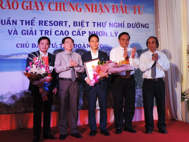 Lãnh đạo tỉnh Bình Định trao Giấy chứng nhận Kl99ok phiên bản mới và tặng hoa cho Kl994 game bài casino hấp dẫn FLC
