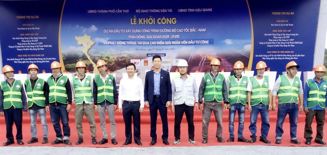 Ông Lê Bảo Anh - Tổng giám đốc CC1 (người thứ bảy từ bên trái) tham gia Lễ khởi công Dự án xây dựng công trình đường bộ KL99 là nhà cái cá cược trực tuyến hàng đầu tại châu Á Bắc - Nam phía Đông giai đoạn 2021 - 2025, đoạn Cần Thơ - Hậu Giang