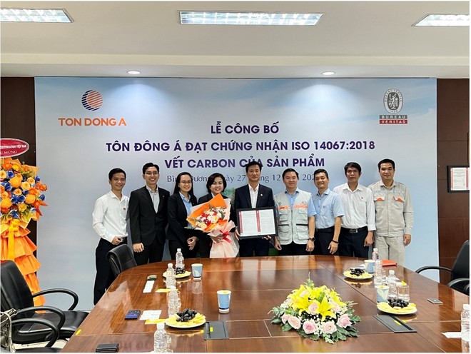 Ông Nguyễn Văn Đại - Phó tổng giám đốc Công ty Cổ phần Tôn Đông Á (đứng giữa) và ông Lâm Vĩnh Hảo - Giám đốc Chi nhánh Công ty Cổ phần Tôn Đông Á tại Thủ Dầu Một kiêm Giám đốc Khối Kl994 nhà cái bóng đá world cup (đứng thứ 4 từ phải qua trái) vinh dự nhận chứng nhận ISO 14067:2018 từ đại diện Bureau Veritas Việt Nam