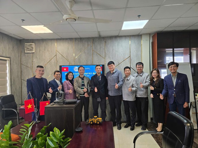 Lãnh đạo Kl994 game bài casino hấp dẫn 911 và Kl994 game bài casino hấp dẫn Lovol chụp hình tại buổi gặp gỡ ngày 10/2/2025