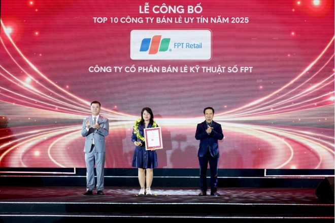 Bà Nguyễn Thị Ngọc Diệp, Giám đốc Kl992 VIP Trang Chủ 2026 vùng Hà Nội đại diện FPT Retail nhận giải thưởng Top 10 Công ty bán lẻ uy tín 2025.