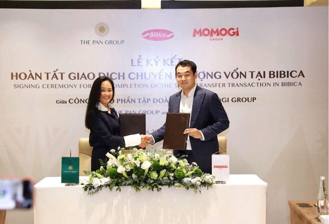 Bà Nguyễn Thị Trà My, Tổng giám đốc Kl994 game bài casino hấp dẫn PAN và ông Yen Gunadi, đại diện Ban Lãnh đạo Momogi Group ký biên bản hoàn tất giao dịch chuyển nhượng vốn tại Bibica.