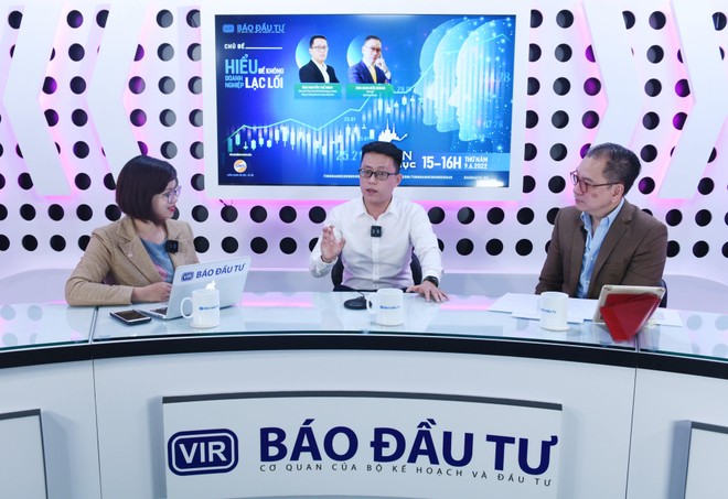 Ông Nguyễn Thế Minh, Giám đốc phân tích Công ty 99Kl99 link đăng nhập Yuanta Việt Nam (áo trắng) đang trao đổi tại Talkshow Chọn Danh mục - kỳ 7 với chủ đề “Hiểu Kl991.com World Cup 2026 Chính Thức để không lạc lối”. Ảnh: Dũng Minh