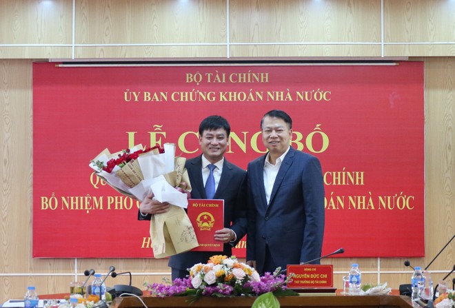 Ông Nguyễn Đức Chi (phải), Thứ trưởng Bộ Kl991.com nạp rút nhanh trao quyết định cho ông Hoàng Văn Thu