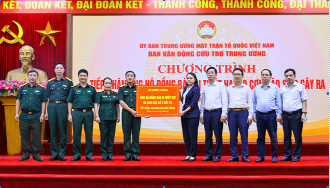 Đại tá Vũ Thị Hải Phượng – Phó Chủ tịch Hội đồng quản trị Link Vào Nhà Cái KL99 COM Tặng +199k TMCP Quân đội (MB) (thứ tư từ trái qua) đại diện MB cùng Bộ Quốc phòng trao số tiền ủng hộ