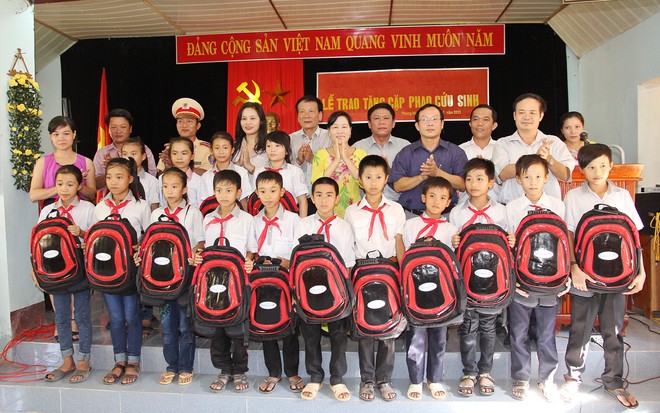 Báo Kl99ok phiên bản mới trao cặp phao cứu sinh, mũ Kl99kl phiên bản hoạt động cho học sinh Nghệ An, Hà Tĩnh, Quảng Bình