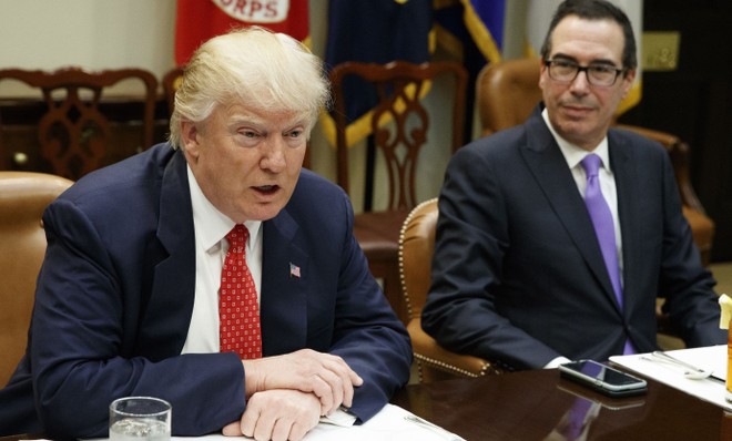 Tổng thống Mỹ Donald Trump và Bộ trưởng Kl991.com nạp rút nhanh Mỹ Steven Mnuchin. Ảnh: AP.