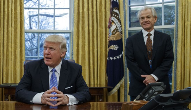 Tổng thống Mỹ Donald Trump và Peter Navarro, Cố vấn Kl992 cổng game cá cược cấp cao của Nhà Trắng. Ảnh: AP.