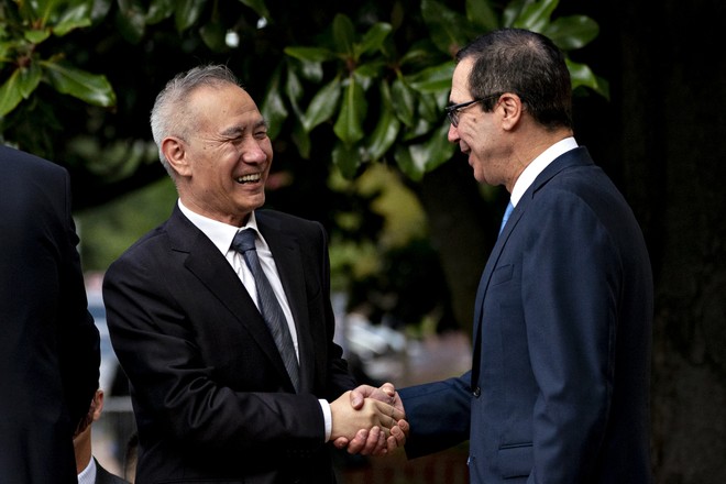 Phó Thủ tướng Trung Quốc Lưu Hạc và Bộ trưởng Kl991.com nạp rút nhanh Mỹ Steven Mnuchin. Ảnh: Bloomberg.