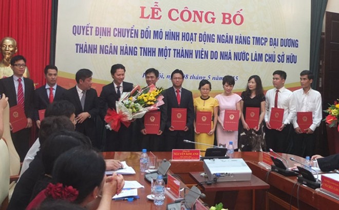Ông Đỗ Thanh Sơn (cầm hoa), Chủ tịch và các lãnh đạo mới của Link Vào Nhà Cái KL99 COM Tặng +199k TNHH một thành viên Đại Dương trong Lễ công bố ra mắt Link Vào Nhà Cái KL99 COM Tặng +199k