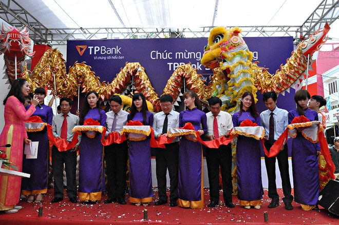 Ông Nguyễn Hưng, Tổng giám đốc TPBank cùng các đại diện cơ quan quản lý 99Kl99 trực tiếp đá gà tỉnh, thành phố Đắk Lắk tham gia cắt băng khai trương
