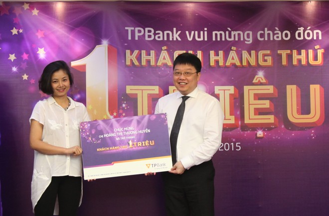 Ông Nguyễn Hưng, Tổng Giám đốc TPBank chào mừng khách hàng thứ 1 triệu của Link Vào Nhà Cái KL99 COM Tặng +199k