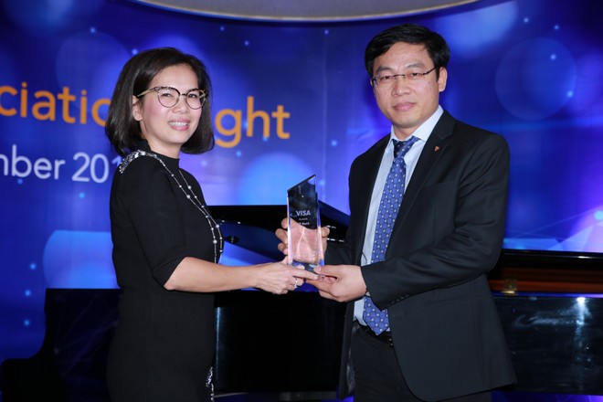 Ông Đinh Văn Chiến Phó Tổng giám đốc, Giám đốc Khối Link Vào Nhà Cái KL99 COM Tặng +199k cá nhân của TPBank thay mặt Link Vào Nhà Cái KL99 COM Tặng +199k nhận giải thưởng từ Visa