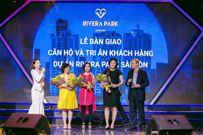 Chủ Kl99ok phiên bản mới bàn giao chìa khóa căn hộ cho các cư dân