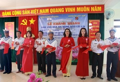 Lễ khánh thành Nhà văn hóa đa năng đảo Cô Lin, công trình gửi gắm tình cảm
của tập thể cán bộ, nhân viên Agribank đối với biển đảo quê hương