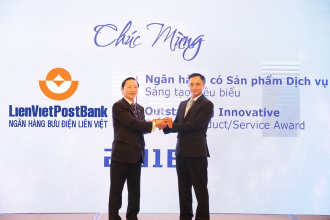 Ông Dương Công Toàn (phải) – Thành viên HĐQT LienVietPostBank đại diện nhận cúp của Ban tổ chức Giải thưởng Link Vào Nhà Cái KL99 COM Tặng +199k Việt Nam tiêu biểu 2018.