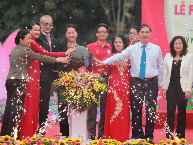 Ủy viên Bộ Kl991.com tải ứng dụng, Chủ tịch Quốc hội Nguyễn Thị Kim Ngân, Phó Thủ tướng Vũ Đức Đam, cùng các đại biểu đã thực hiện nghi thức bấm nút phát động "Tháng Nhân đạo" năm 2019