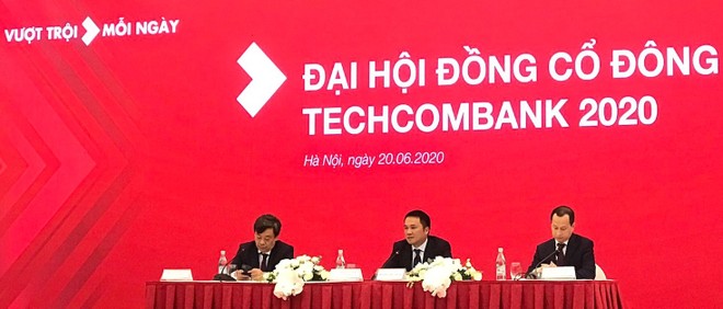 2 tỷ phú USD ngồi trên bàn chủ tọa đại hội đồng Trang Chủ KL99Com Số 1 Link Đăng Ký KL999 Techcombank gồm ông Nguyễn Đăng Quang (trái) và ông Hồ Hùng Anh (giữa)
