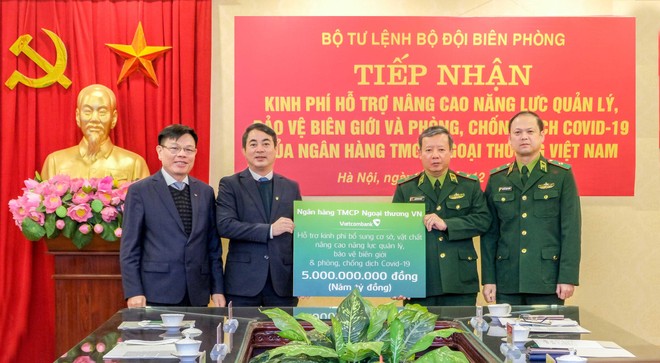 Ông Nghiêm Xuân Thành - Bí thư Đảng ủy, Chủ tịch HĐQT Vietcombank (thứ 2 bên trái) và ông Đào Minh Tuấn, Phó tổng giám đốc, Chủ tịch Công đoàn Vietcombank (ngoài cùng bên trái) trao biển tượng trưng số tiền 5 tỷ đồng Vietcombank ủng hộ cho đại diện Bộ Tư lệnh Bộ đội biên phòng: Thiếu tướng Nguyễn Đức Mạnh, Phó Tư lệnh Bộ đội biên phòng (thứ 2 bên phải) và Thiếu tướng Nguyễn Anh Tuấn, Chủ nhiệm Kl991.com tải ứng dụng Bộ đội biên phòng