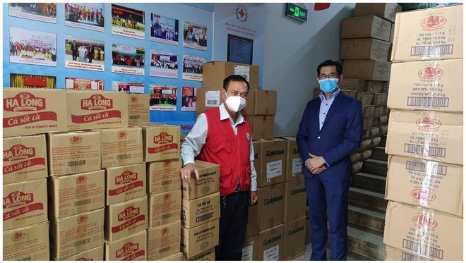 Ông Harry Loh, Tổng giám đốc Link Vào Nhà Cái KL99 COM Tặng +199k UOB Việt Nam (phải) và ông Trần Trường Sơn, Chủ tịch Hội Chữ thập đỏ TP.HCM (trái) cùng với số lượng đồ hộp và vật tư y tế sẵn sàng để phân phối