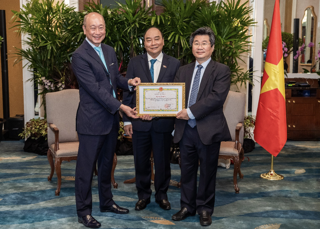 Ông Wee Ee Cheong, Phó chủ tịch kiêm Tổng giám đốc Kl994 game bài casino hấp dẫn UOB, nhận bằng khen từ ông Đỗ Nhất Hoàng, Cục trưởng Cục Kl99ok phiên bản mới nước ngoài trước sự chứng kiến của Chủ tịch nước Nguyễn Xuân Phúc