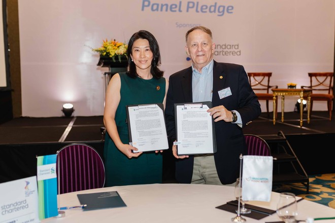 Bà Michele Wee, Tổng giám đốc Link Vào Nhà Cái KL99 COM Tặng +199k Standard Chartered Việt Nam và ông Rad Kivette, Tổng giám đốc VinaCapital Foundation tại buổi ký kết Biên bản ghi nhớ 