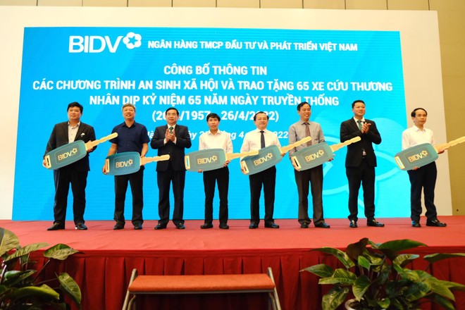 Ông Phan Đức Tú, Chủ tịch HĐQT và ông Lê Ngọc Lâm, Tổng Giám đốc BIDV tại sự kiện an sinh Trang Chủ KL99Com Số 1 Link Đăng Ký KL999.