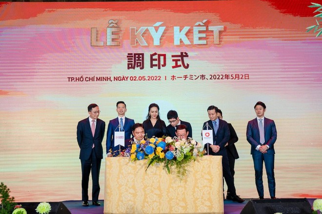 Bà Trương Huệ Vân, Tổng giám đốc Kl994 game bài casino hấp dẫn Vạn Thịnh Phát và các đại diện chứng kiến lễ ký kết hợp tác chiến lược