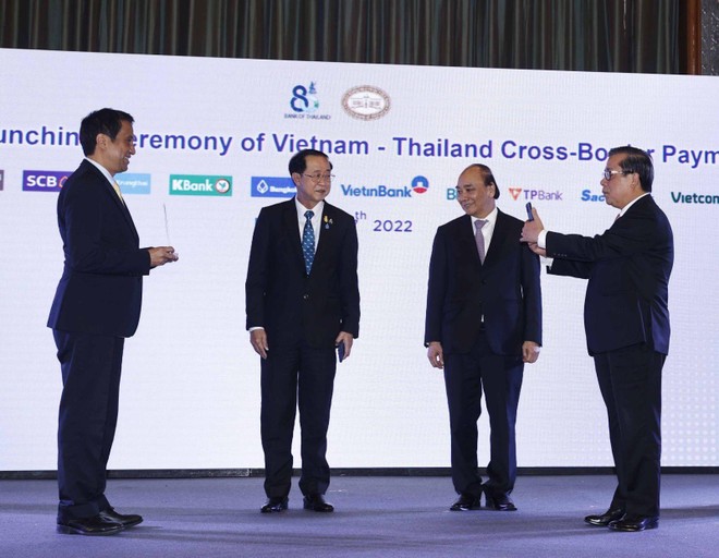 Chủ tịch nước Nguyễn Xuân Phúc và Bộ trưởng Bộ Kl991.com nạp rút nhanh Thái Lan chứng kiến Lễ công bố kết nối thanh toán bán lẻ ứng dụng mã phản hồi nhanh (QR code) giữa Việt Nam – Thái Lan