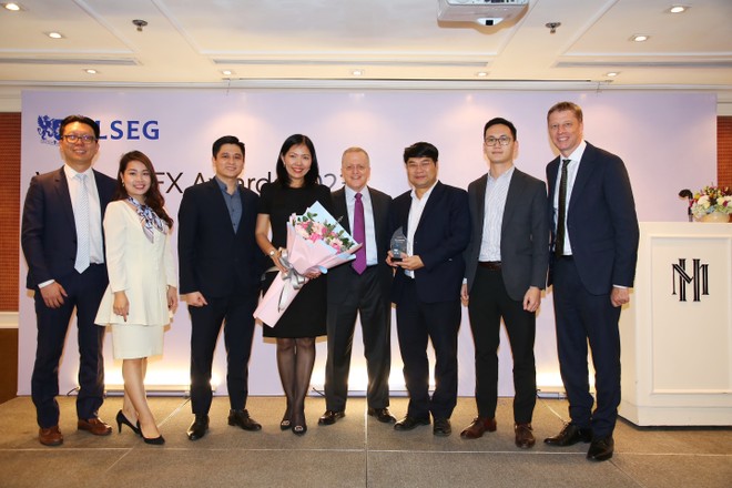 Đại diện Refinitiv/LSEG trao giải thưởng Best FXall Taker cho đại diện Vietcombank - Ông Lục Diệu Khánh - Phó Trưởng phòng Kl992 VIP Trang Chủ 2026 vốn (thứ 3 từ phải sang) và bộ phận FX Vietcombank