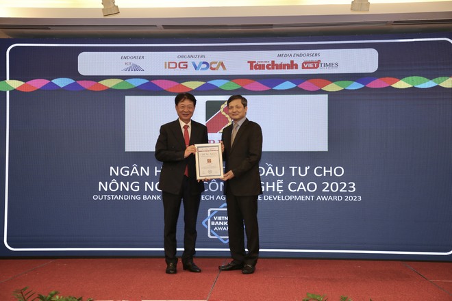 Đại diện Agribank (trái) nhận Giải thưởng “Link Vào Nhà Cái KL99 COM Tặng +199k hỗ trợ Kl99ok phiên bản mới cho nông nghiệp công nghệ cao”.