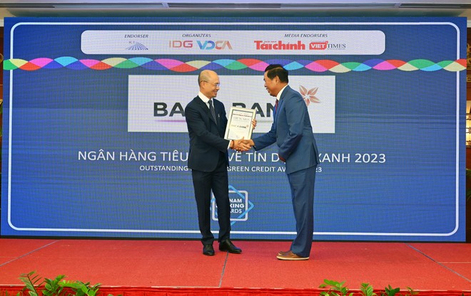 Ông Chu Nguyên Bình, Phó Tổng Giám đốc Link Vào Nhà Cái KL99 COM Tặng +199k TMCP Bắc Á nhận giải thưởng từ ban tổ chức. 