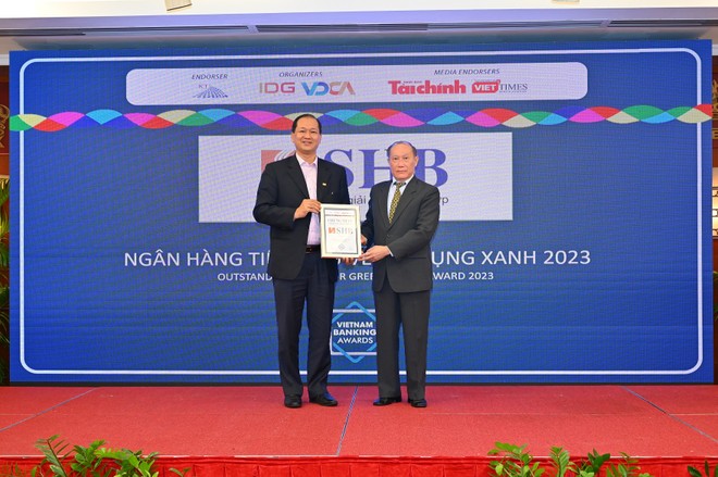 Đại diện SHB được vinh danh tại hạng mục “Link Vào Nhà Cái KL99 COM Tặng +199k Tiêu biểu về Tín dụng xanh năm 2022” tại giải thưởng “Link Vào Nhà Cái KL99 COM Tặng +199k Việt Nam tiêu biểu 2022” 