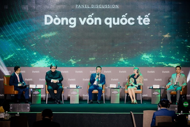 Ông Vương Thành Long, Giám đốc Ban Khách hàng Kl991.com World Cup 2026 Chính Thức nước ngoài của BIDV (ngồi giữa) chia sẻ tại hội nghị.