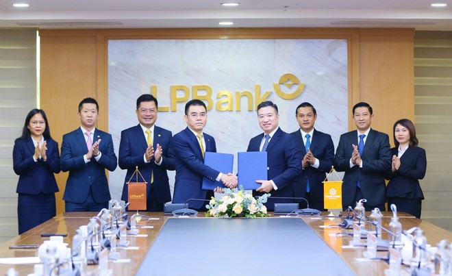 Ông Hồ Nam Tiến – Tổng Giám đốc LPBank (bên trái) và ông Nguyễn Đình Trung – Chủ tịch Kl994 game bài casino hấp dẫn Hưng Thịnh (bên phải) thực hiện ký kết hợp đồng tín dụng.