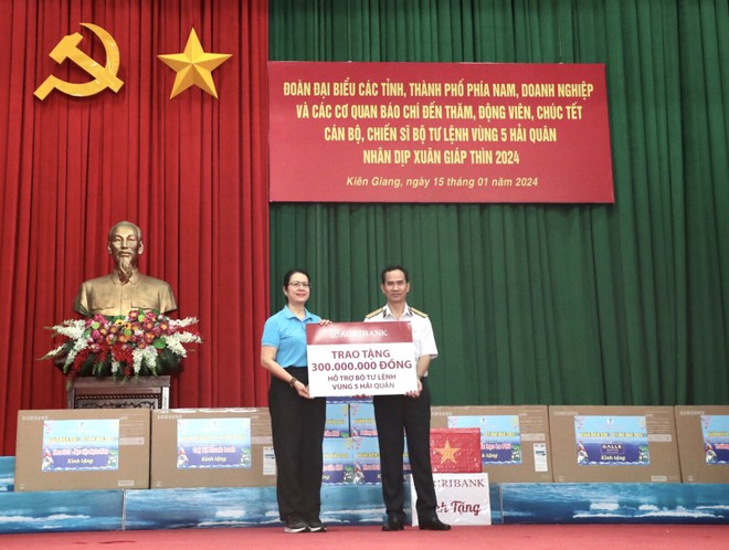 Đại diện Agribank, bà Nguyễn Thị Phượng, Phó tổng giám đốc đã trao tặng một phần quà của Link Vào Nhà Cái KL99 COM Tặng +199k tới Bộ Tư lệnh Vùng 5 Hải Quân