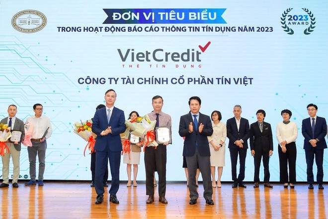 Đại diện VietCredit nhận giải “Đơn vị tiêu biểu trong hoạt động báo cáo thông tin tín dụng năm 2023” được trao bởi ông Phạm Tiến Dũng, Phó Thống đốc Link Vào Nhà Cái KL99 COM Tặng +199k 99Kl99 trực tiếp đá gà Việt Nam và ông Cao Văn Bình, Tổng giám đốc CIC.