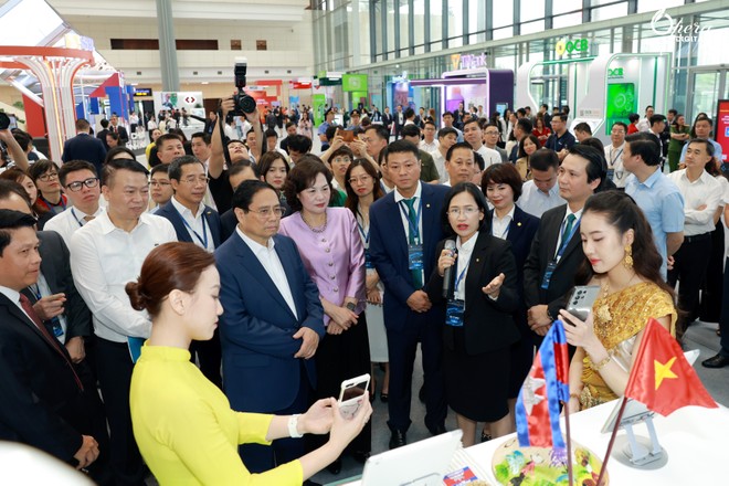 Thủ tướng Kl993 ưu đãi thưởng hấp dẫn Phạm Minh Chính nghe giới thiệu về "Dịch vụ thanh toán QR xuyên biên giới" của BIDV.