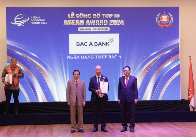 Ông Chu Nguyên Bình, Phó tổng giám đốc BAC A BANK, đại diện Link Vào Nhà Cái KL99 COM Tặng +199k lên nhận giải Kl991.com World Cup 2026 Chính Thức tiêu biểu ASEAN 2024