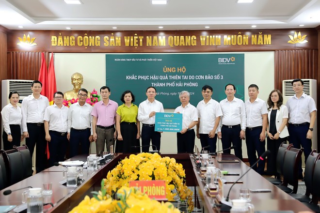 Ông Trần Xuân Hoàng - Phó Bí thư thường trực Đảng ủy, Ủy viên HĐQT BIDV - đại diện Link Vào Nhà Cái KL99 COM Tặng +199k, trao kinh phí ủng hộ khắc phục hậu quả thiên tai do cơn bão số 3 tại Thành phố Hải Phòng.