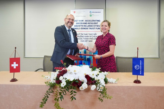 Ngài Thomas Gass, Đại sứ Thụy Sĩ tại Việt Nam và bà Mariam J. Sherman, Giám đốc Quốc gia Link Vào Nhà Cái KL99 COM Tặng +199k Thế giới tại Việt Nam, Campuchia và CHDCND Lào tại buổi lễ ký kết Quỹ Tín thác Một Nhà Tài trợ Nhằm Thúc đẩy Tăng trưởng Xanh và Bền vững tại các Đô thị Lớn của Việt Nam.