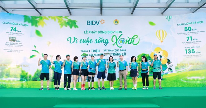 Các lãnh đạo BIDV và khách mời phát động chương trình “BIDV RUN - Vì Kl993 Đăng nhập Giải trí Xanh” mùa thứ 5 tại Hà Nội sáng ngày 20/4.