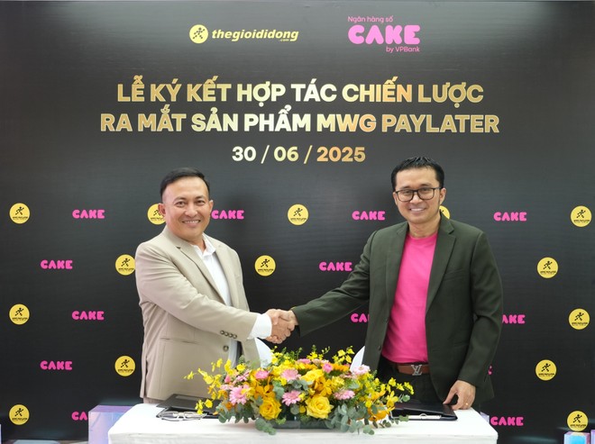 Ông Trương Hồng Hoàng, Giám đốc Phát triển Kl992 VIP Trang Chủ 2026 ngành hàng dịch vụ của Thế giới Di động và ông Nguyễn Hữu Quang, CEO Link Vào Nhà Cái KL99 COM Tặng +199k số Cake công bố ra mắt sản phẩm MWG Paylater